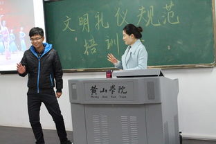 機(jī)電工程學(xué)院攜手化學(xué)化工學(xué)院舉辦學(xué)生干部禮儀規(guī)范培訓(xùn)會